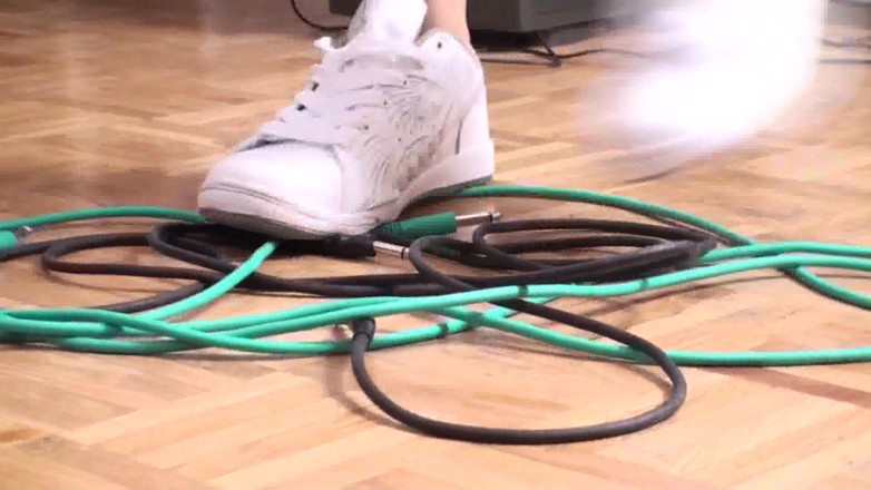 Foot Girls: Menghancurkan kabel selalu menyenangkan