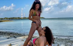 Fantastiska gyllene duschar på stranden
