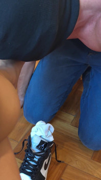 Ik heb mijn huisslaaf aan mijn sneakers en sokken laten ruiken nadat ik de hele dag op een zonnige dag had gewandeld