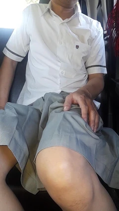 Un travesti asiatique éjacule en uniforme scolaire gris