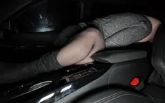 Aku lagi asik ngentot dan ngentot memek istriku habis-habisan di dalam mobil