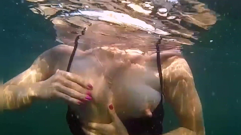 Risky Hairy Couple: Denizde yüzüyor ve teşhir ediyor