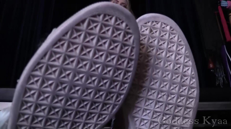 Kyaa Chimera: Succhiami le scarpe da ginnastica sporche