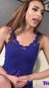 Flirty hubená amatérka kouří trans nálož