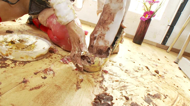 LesbianFantasies: Kawan seksi bermain dengan krim pada tubuh seksi mereka