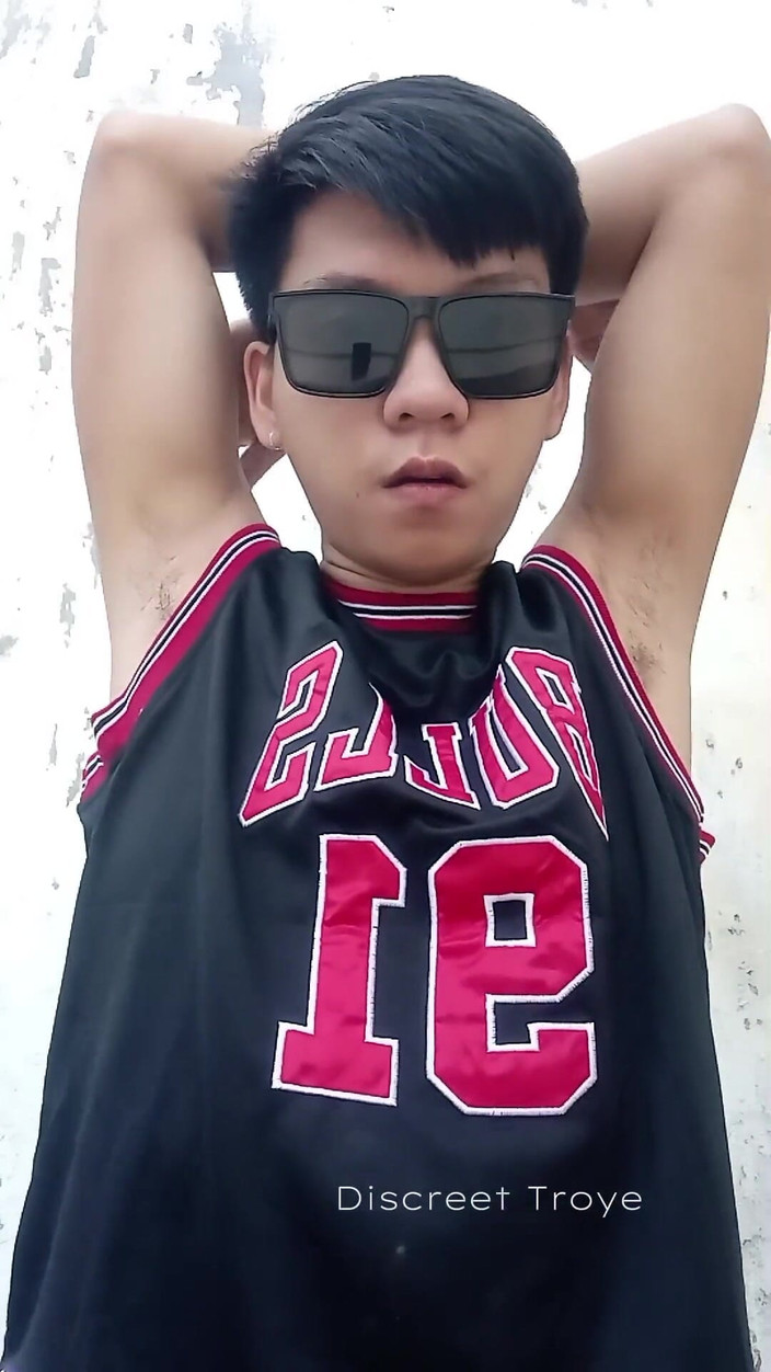 Troye_AsianPinoy: Pinoy basketballer met grote geaderde pik. Buitenshuis masturbatie. Pinoy Jakol