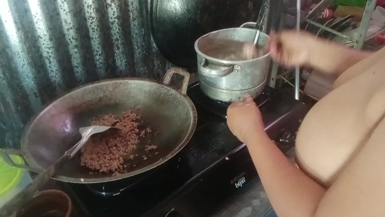 Citra: Desnudando a la suegra que está cocinando
