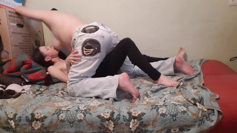 Lesbian-candys: Üvey annem bana sürtünirken, büyük meme uçlarını yalıyorum