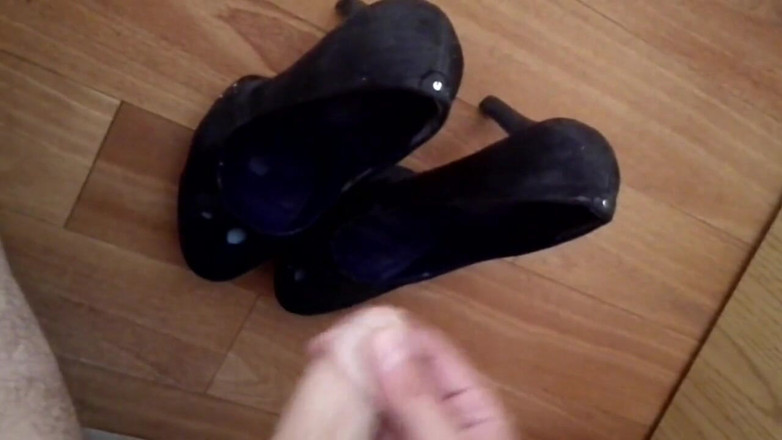 Milosbroz: Girlfrend sepatu hak tinggi. Muncrat di sepatu hitam