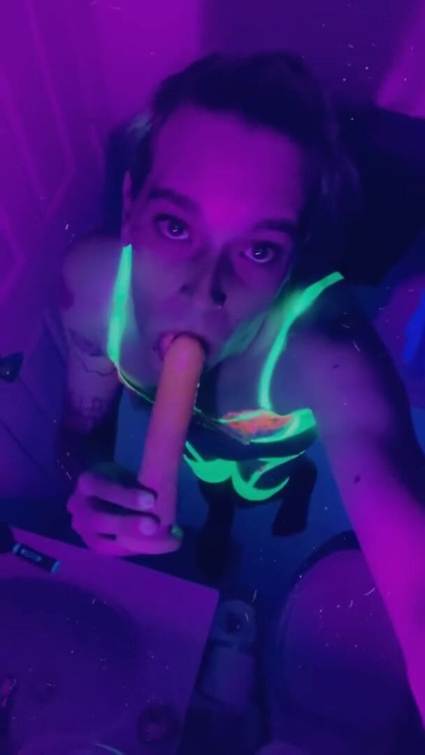 CarmenMelatonin: Pěkná rave dívka připravená na párty