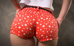 Teasecombo 4K: 존나게 타이트한 반바지를 입고 보이는 팬티 라인을 괴롭히는 핫한 십대 아시아