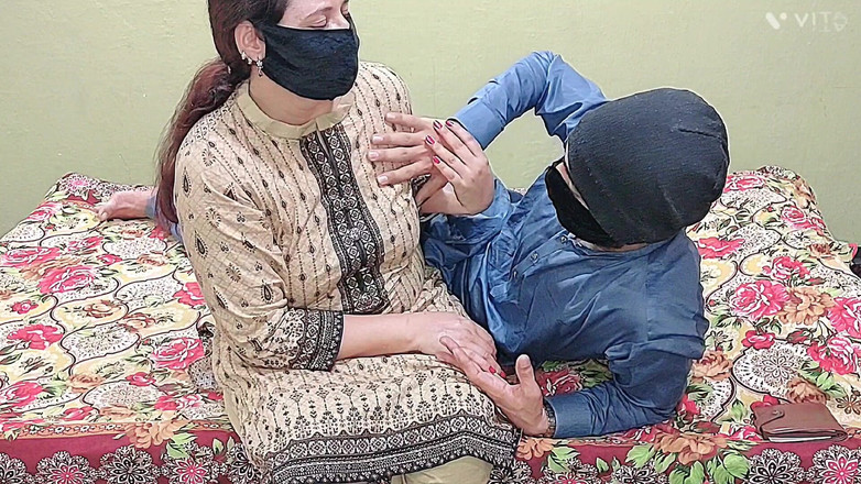 Pakistani CoupleX: भारतीय कामुक भाभी की कुत्ते शैली में जोरदार चुदाई
