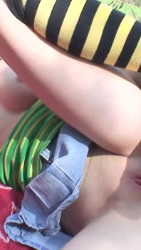 Я полюю на свою пизду - сором'язлива російська тінка Іванна змушує себе кінчити на природі
