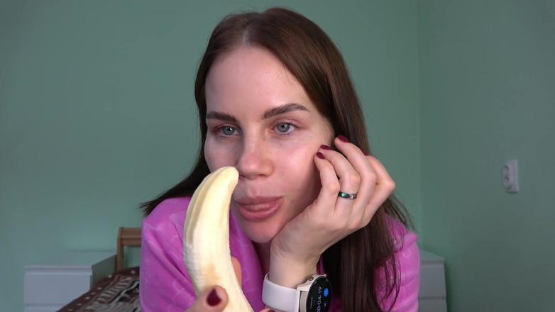 Anna Sky: 热辣的红发女郎anna吹箫并被射精