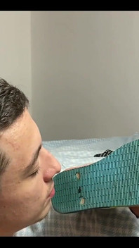 La dea di adorazione dello schiavo kiffa havaianas sporche infradito e fa shopping