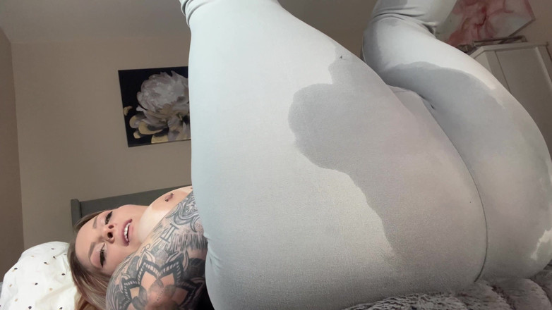 ChandlerKnight: Super Soaked: Squirting Through Leggings