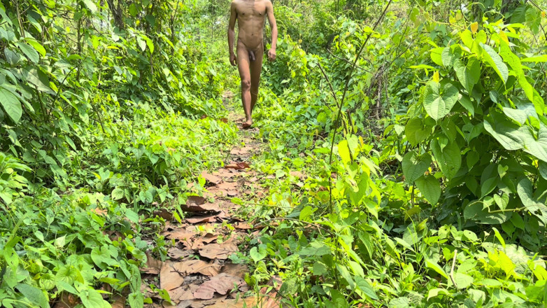 LonlyBoy: Vagando desnuda y divirtiéndose en la jungla y un lugar...