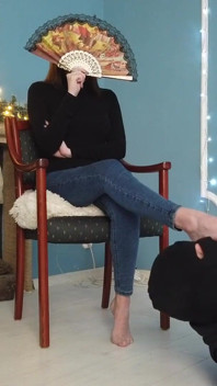 Menyembah kaki seorang awek dalam seluar jeans biru