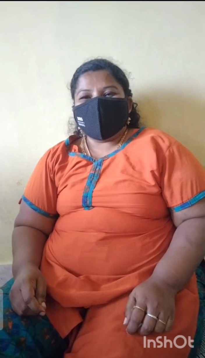 Priya aunty: Тамільська сільська тітонька брудно розмовляє, показуючи своє тіло