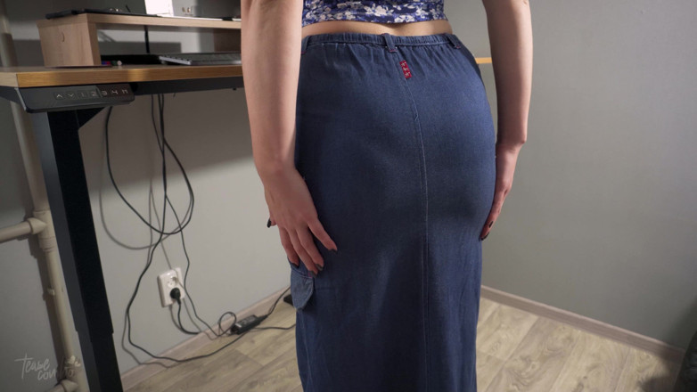 Teasecombo 4K: Secretaria milf en falda de jean provoca línea visible de...
