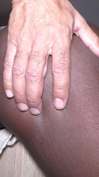 Ebony Butt anál na rohu stolu a vystříkaná do kundičky