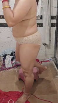 Pertunjukan pantat besar Dalam Saree Bhabi Priya