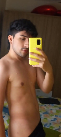 Curious Heterosexual Sending Nude Photos to His Gay Friend
