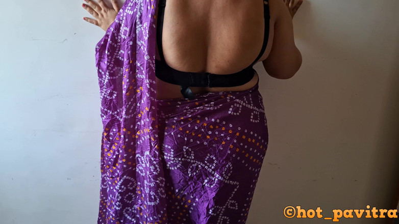 Hot Pavitra: Regardez Mon Sari, Regardez Ça Adore Ça