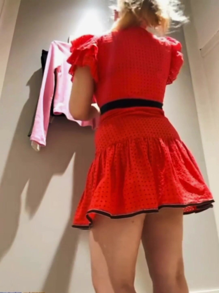 JuiceLussie: Menjolok dubur melampau di bilik fitting