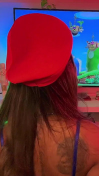 Bella Ragazza Trans in Costume, Che Si Masturba Il Suo Grosso Cazzo.