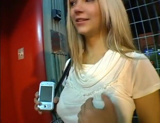 Outdoor pervs: POV pikte een hete rondborstige blondine op en neukte haar...