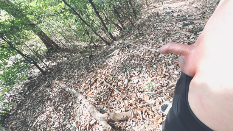 hueikun: Un băiat cu un preput mic se pe un flux...