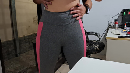 Gabi SweetCouplesStories: Komşunun yardımıyla masada deve toynağıyla mastürbasyon yapıyor