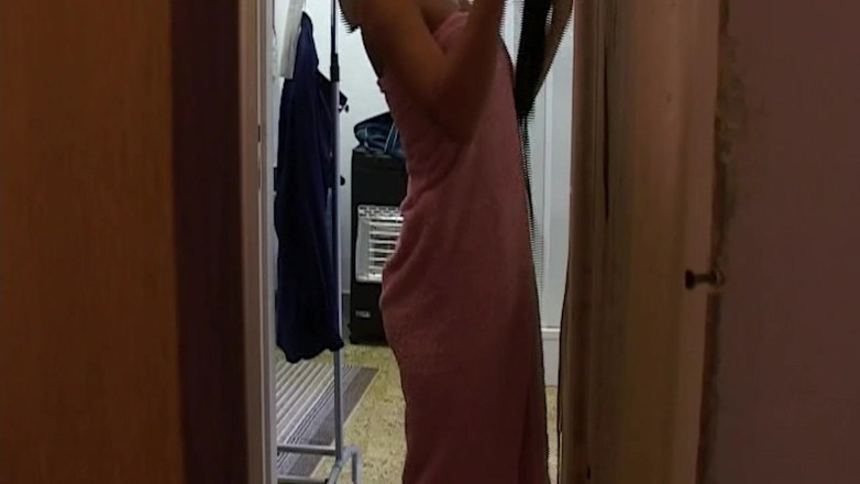 THAGSON 18+: La ragazza si spoglia nuda e si china in porta
