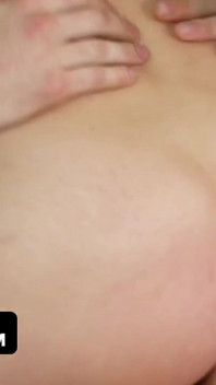 Smerige kerel ontsnapt uit de friend zone en creampies een jong harig poesje - Teamskeet