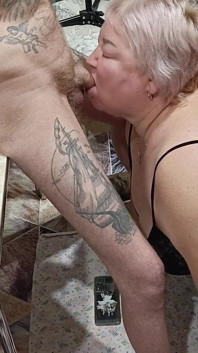 자지를 빨고 내 핫한 정액을 한 입 따먹는 시어머니