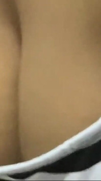 Tante sange india datang ke kamar saudara tirinya dan nyepong kontolnya