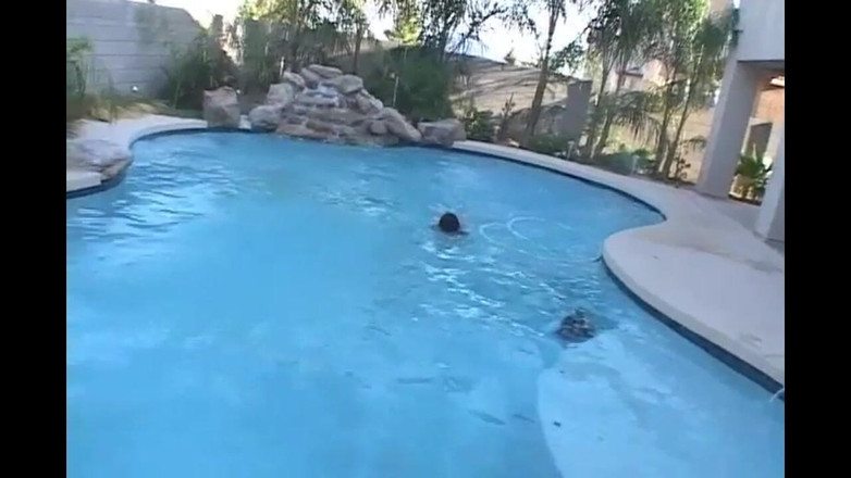 Nasty LADYBOY: Waria seksi ini lagi asik berenang sambil bugil di kolam...
