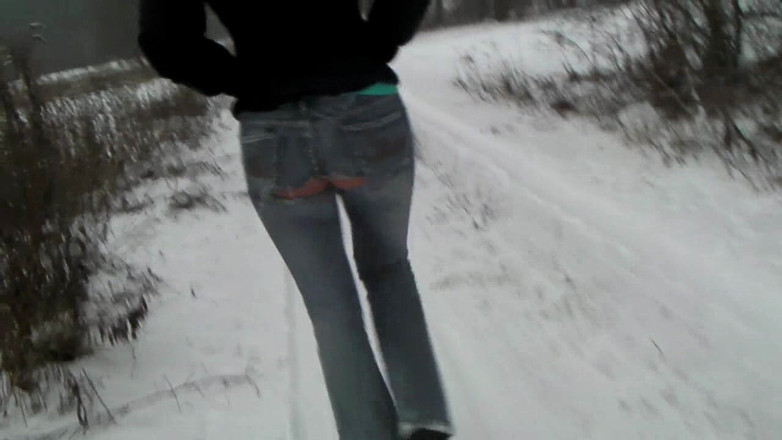 Aische Pervers: Pissed Through Jeans