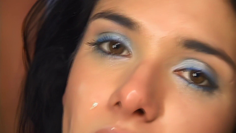 Radical Shemale: Transsexuală brunetă se fute cu un prezervativ