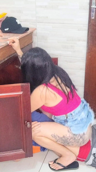 Aku minta bantuan tetangga tukang ledongku
