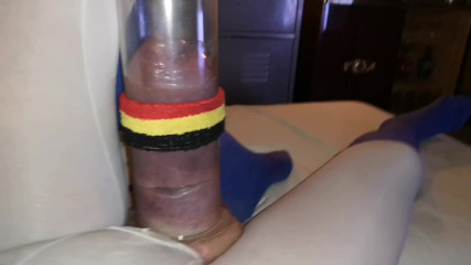 Monster_Meat_: Pompen met een cockring aan