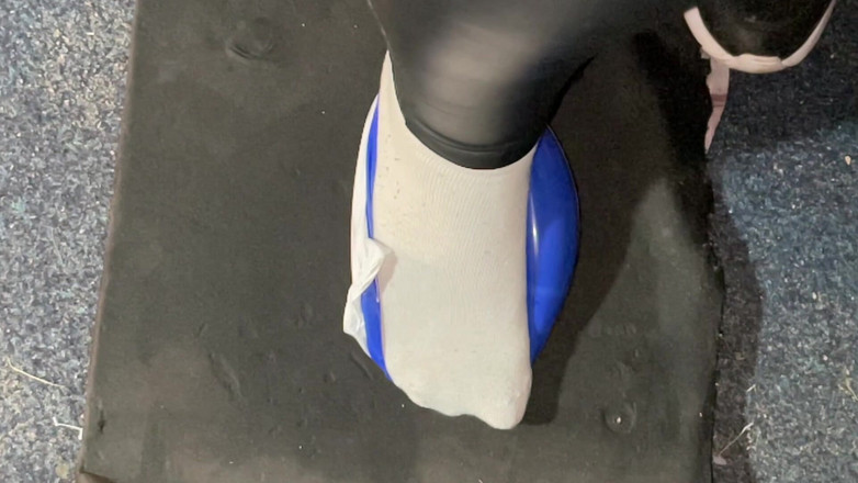 BeachBallsDuo: Bigbootylucyが白い靴下を履いた青いミニビーチボール7個をストンプス!