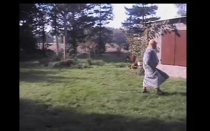 Absolute BDSM films - The original: La bionda porca piscia in giardino poi scopa e succhia...