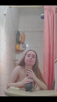 Vibrator imens versus minionă cu ochelari