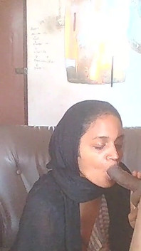 Hijab dame die op mijn kantoor thuis werkt, zuigt goed