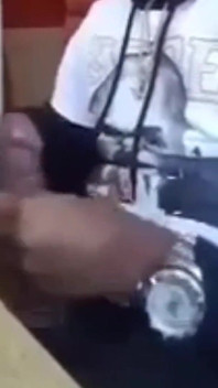 Acariciando meu grande pau preto