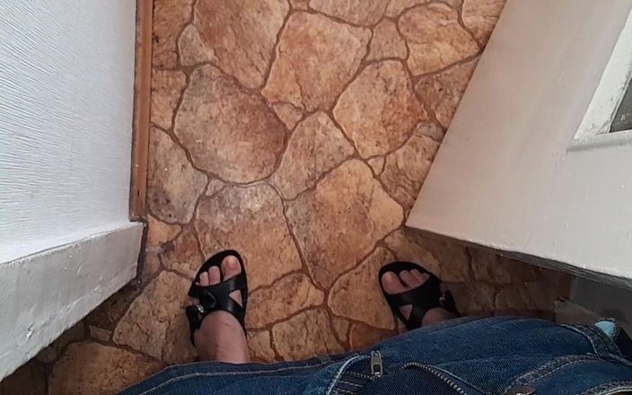 Lesbian-illusion: Guardo la mia vicina masturbarsi in cucina e mi unisco...