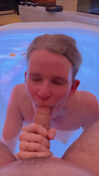 Blondes Teen Bläst Schwanz Im Whirpool! Geiles Facial Für Die Schlampe!