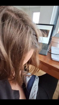 Editace našich vlastních videí dělá ji velmi nadrženou a Cockhungry